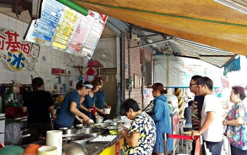 屏東萬丹鄉80年老店「阿基伯冰店」最熱賣商品為燒冷冰,滿滿配料搭配一大碗剉冰,被網友稱讚為「超高CP值」,店裡總是高棚滿座。(潘建志攝)