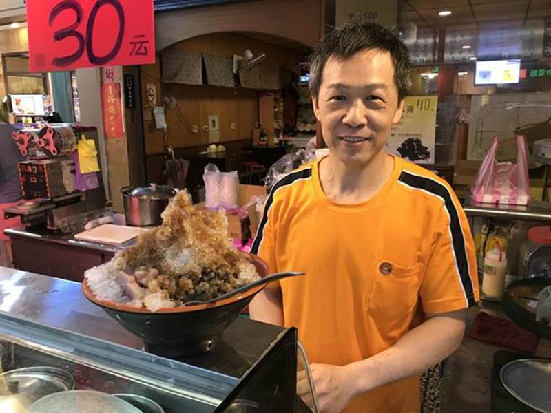 來一碗「老饕黑糖剉冰」,光看都滿足,吃了更過癮。(胡健森攝)
