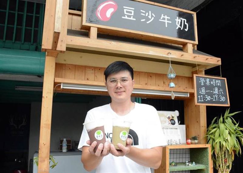因為童年記憶中的美好味道,傅屏豐創業賣起綠豆冰沙。(林和生攝)