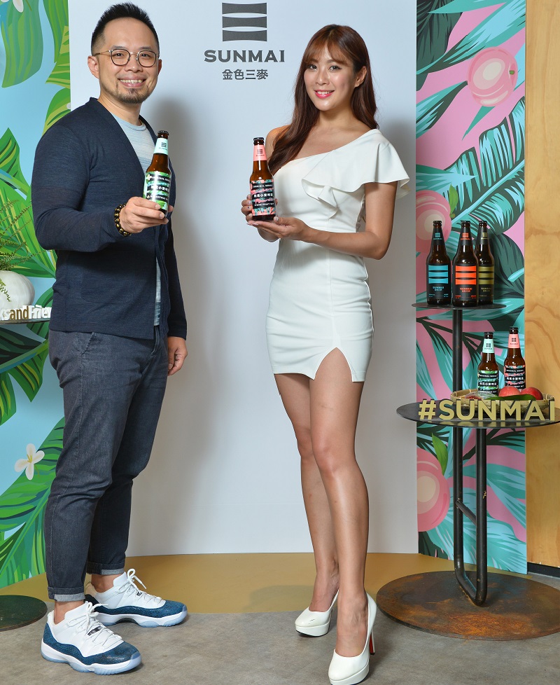 SUNMAI副總凃宏慶與SUNMAI女孩於桂花、桃果小麥啤酒限量上市活動現場合影