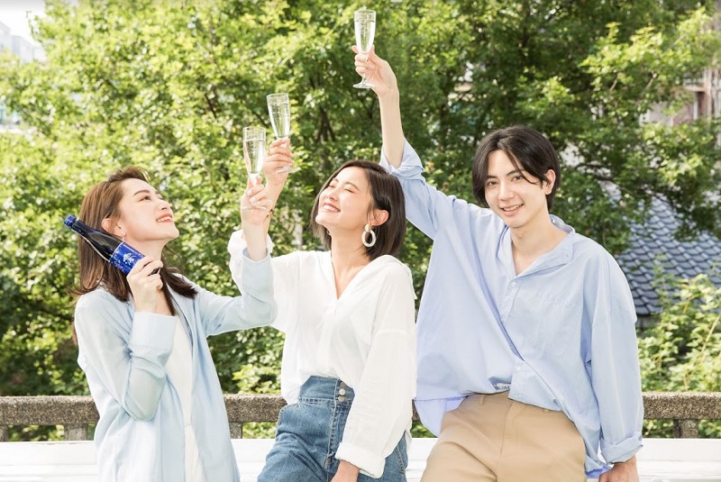 今年夏天讓松竹梅白壁藏澪MIO氣泡清酒營造出歡樂的涼爽時光