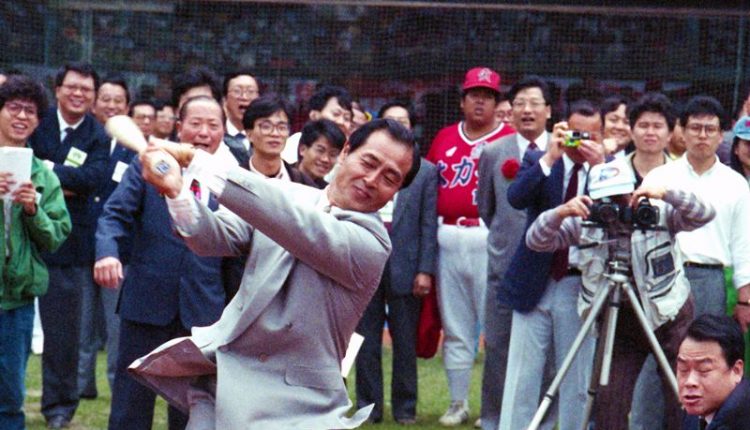 1990年3月17日　中華職業棒球聯盟開打，王貞治開球，唐盼盼擔任捕手。（本報資料照片）