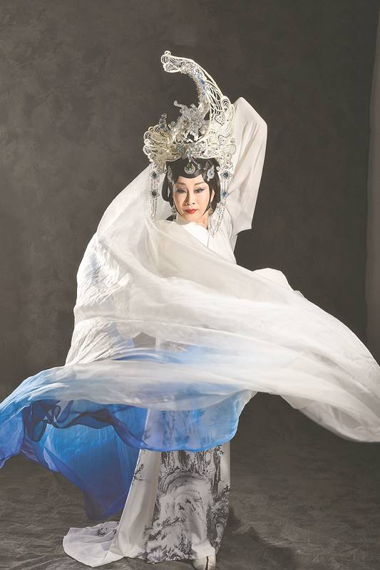 京劇名伶魏海敏在《快雪時晴》裡飾演「大地之母」一角，將山水字畫元素穿戴在身上。（國光劇團提供）