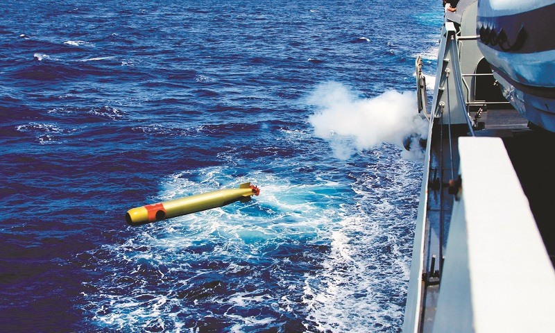 海口艦參加實兵對抗演練,魚雷發射瞬間。(中新社資料照片)