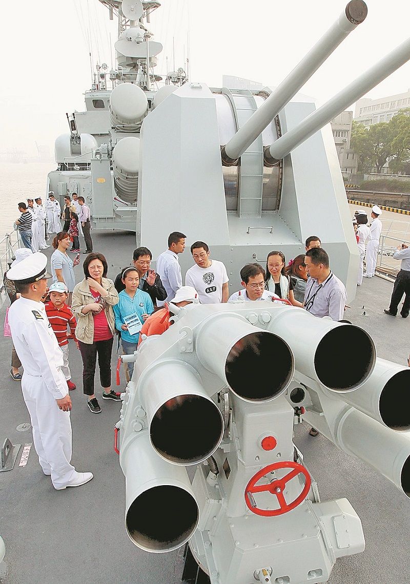 2013年5月12日,民眾在解放軍海軍銅陵號軍艦甲板上參觀。(新華社)