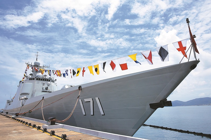 被譽為「中華神盾」的解放軍海口艦。(中新社資料照片)