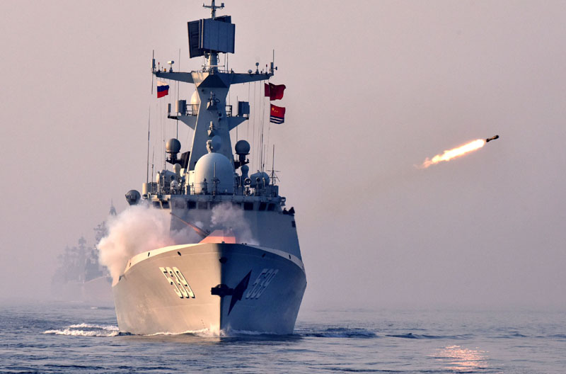 5月3日,一艘大陸海軍飛彈護衛艦在聯合反潛科目中發射反潛火箭。