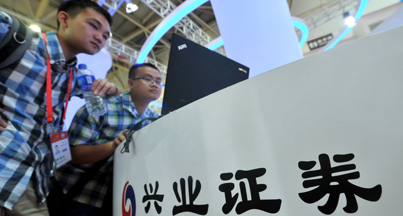 A股「機構市」漸成形。圖為福州民眾在興業證券展台諮詢。(中新社資料照片)