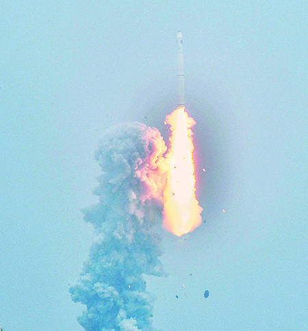 6月5日,大陸首次固體運載火箭海上發射技術試驗取得成功。(新華社)