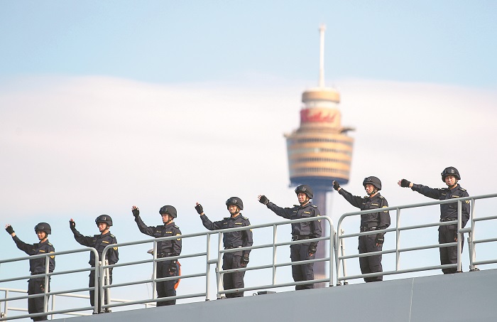 大陸海軍崑崙山艦官兵向歡迎群眾揮手致意。(新華社)
