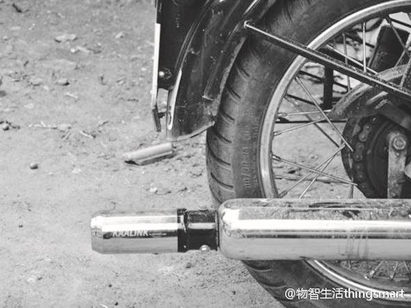 能捕捉廢氣的裝置,安裝在機車排氣管上即可進行收集。(取自新浪微博@物智生活thingsmart)