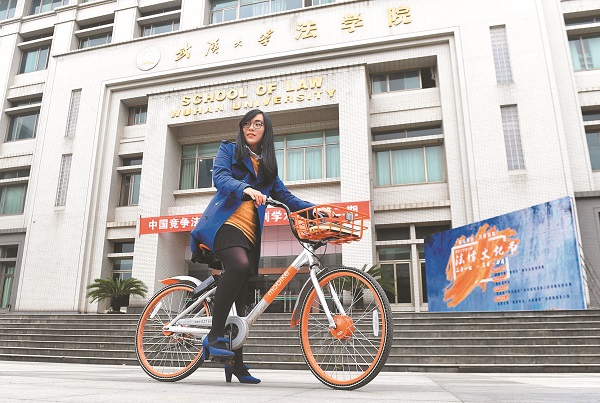 就讀武漢大學的台生騎車經過武漢大學法學院前。(新華社資料照片)