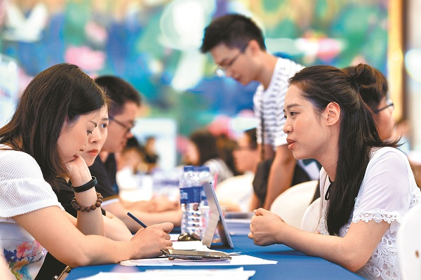 台灣專業人才就業創業暨台生實習見習對接會在廈門舉行,吸引不少台生。(中新社資料照片)