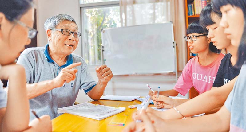 7旬台籍教授在福州教孩子們學英文。(新華社資料照片)