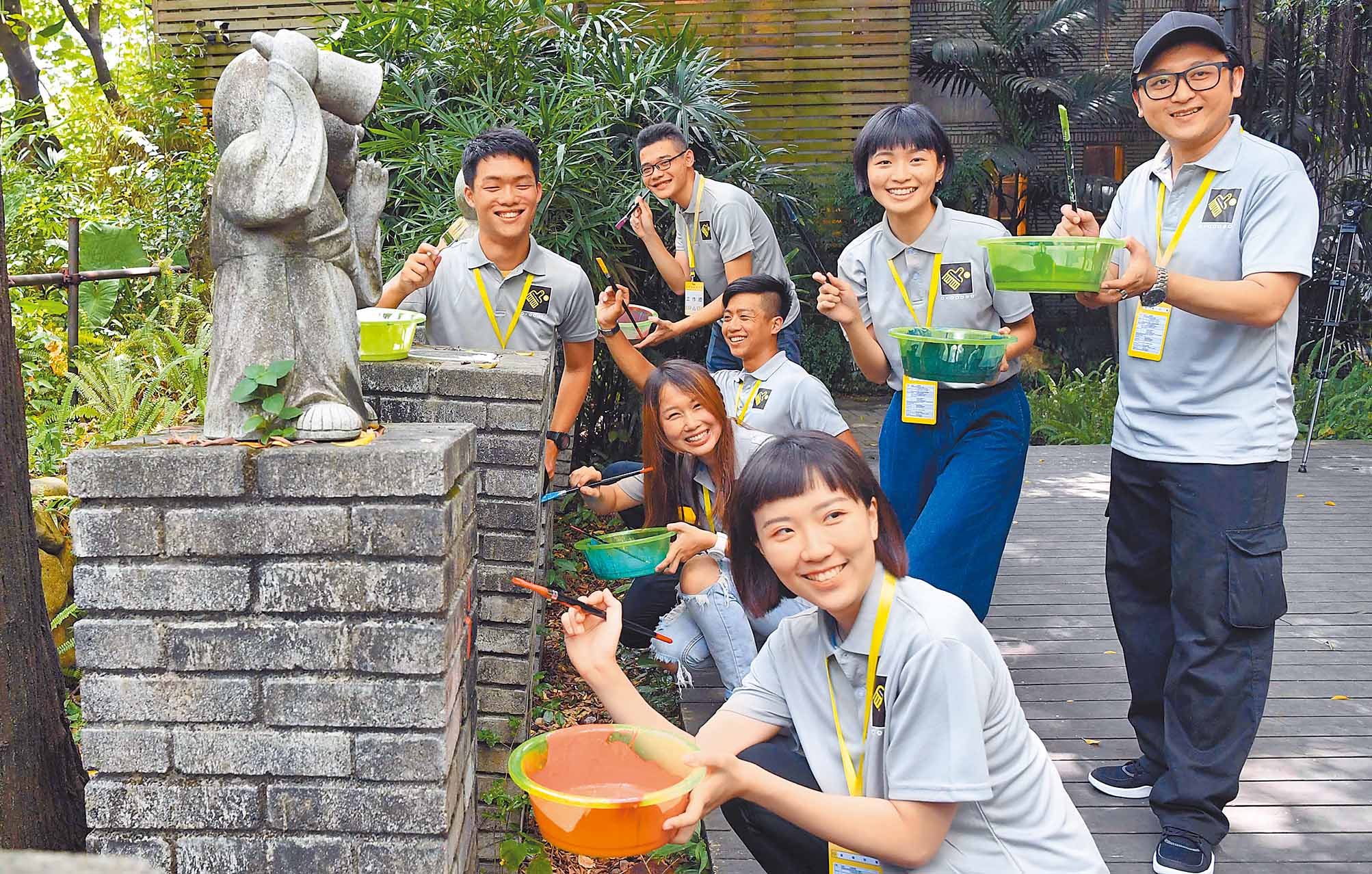 2018年8月7日,閩台家園台灣青年創新創業基地承辦的首屆「潮‧視覺創作營」在福州開營。圖為台灣青年現場進行彩繪創作。(中新社)