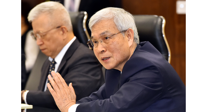 專家預料央行本季仍將保持利率不動,圖為央行總裁楊金龍(右)。(本報系資料照片)