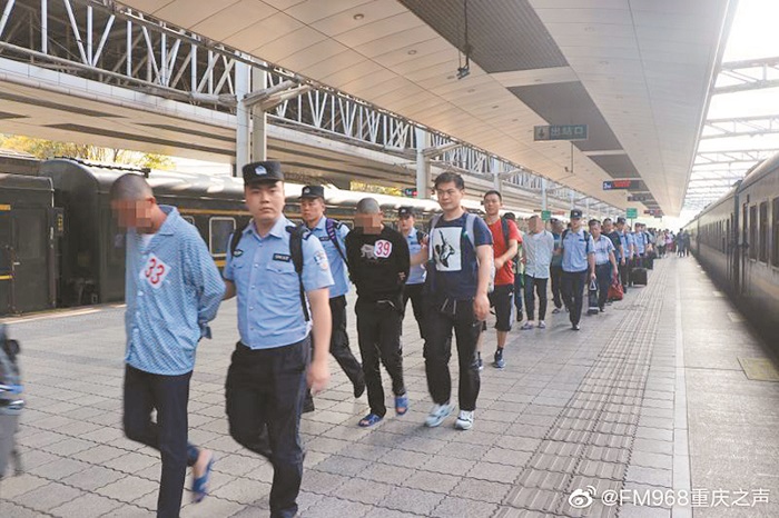 4月22日,重慶公安局捕獲一個以辦理網貸名義實施網路詐騙的犯罪團夥。(取自新浪微博@FM968重慶之聲)