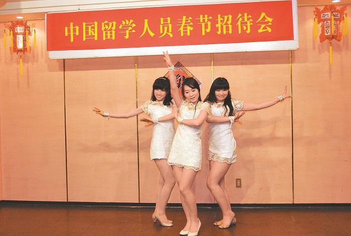 2014年1月26日,中國駐日大使館舉辦中國留學生春節招待會。(新華社)