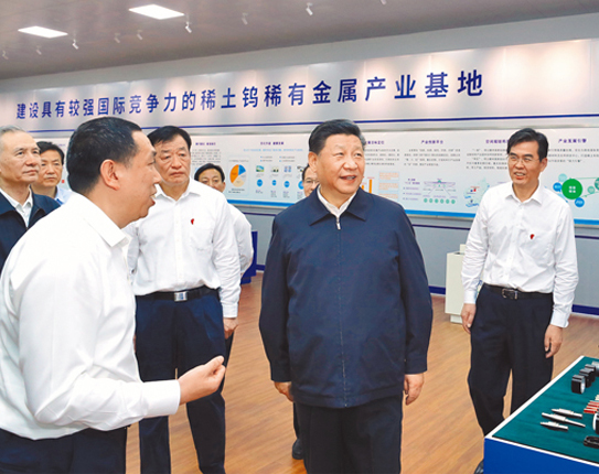 5月20日,大陸國家主席習近平(右2)赴江西考察調研,到贛州市一家企業了解稀土產業發展情況。(新華社)