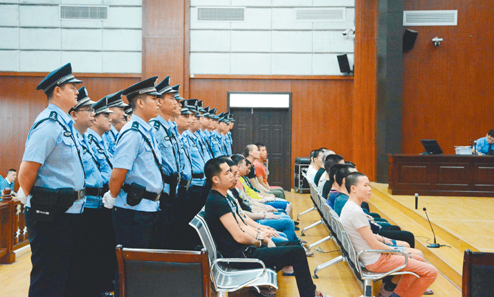 2018年4月25日,廣西北海市海城區人民法院公開審理一起重大涉黑案件,23名被告人涉嫌組織、領導、參加黑社會性質組織罪,開設賭場、故意傷害罪等9項罪名。(中新社)