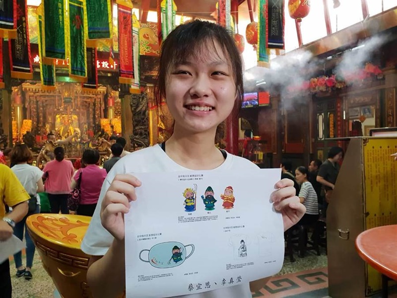 就讀台中女中的蔡宜恩參加Q版關公設計奪下佳作,盼開發口罩結緣品。(林欣儀攝)