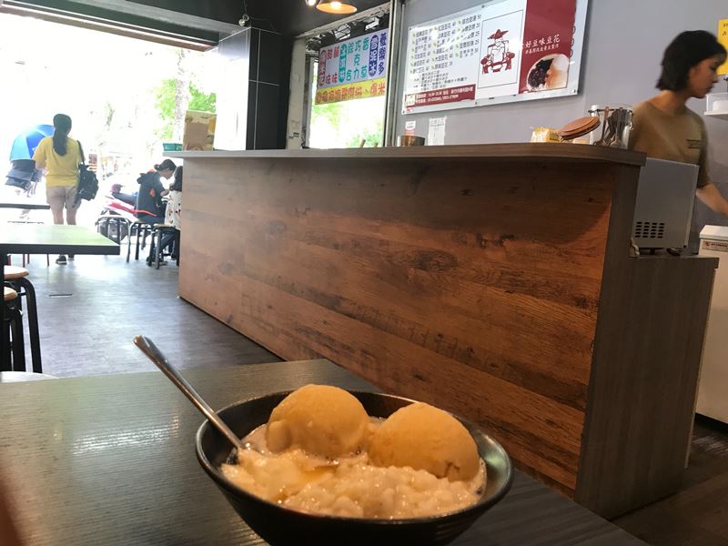 新竹市東門商圈的「好豆味豆花」,不僅保存古早味,更自創研發出薑汁、糖水冰沙球,吃來有古早味又有創新感。(陳育賢攝)