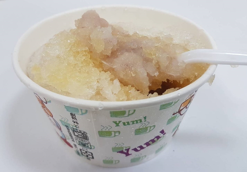 高雄鹽埕區是老店美食一級戰區,有85年歷史的阿婆仔冰更是不可錯過,除了是在地人的首選,也是許多人到高雄必吃的冰品;阿婆仔冰的種類多元,其中芋頭冰相當熱銷,鬆軟綿密的芋頭泥淋在剉冰上,不僅看起來飽滿,芋頭香十足。(劉宥廷攝)