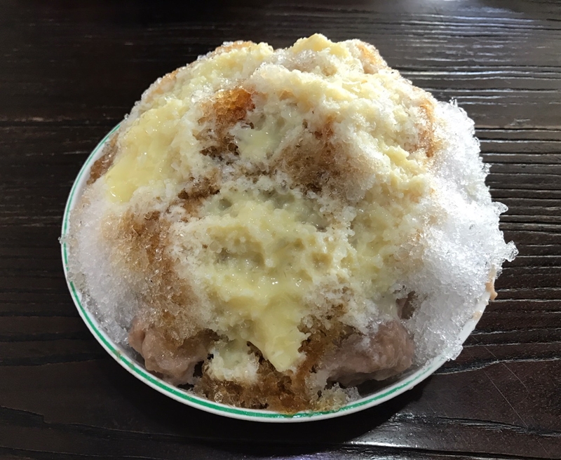 花蓮商校街芋頭冰更是多到「吃得飽」,以軟爛、蜜好的芋頭墊底。(張祈攝)