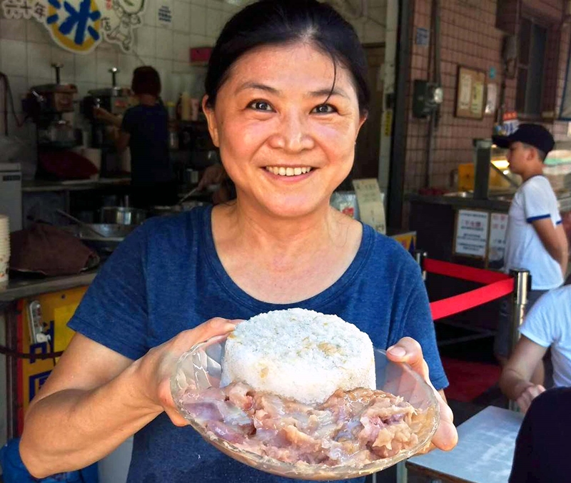 屏東萬丹鄉80年老店「阿基伯冰店」的芋頭牛奶冰,蜜芋頭淋上濃濃煉乳是店裡熱門冰品前3名。(潘建志攝)