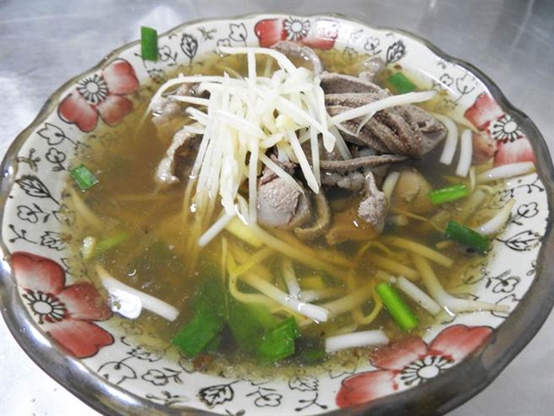 「陳媽媽涼麵」還有賣豬肝湯、豬肝麵等,滿足不同饕客的味蕾。(陳世宗攝)