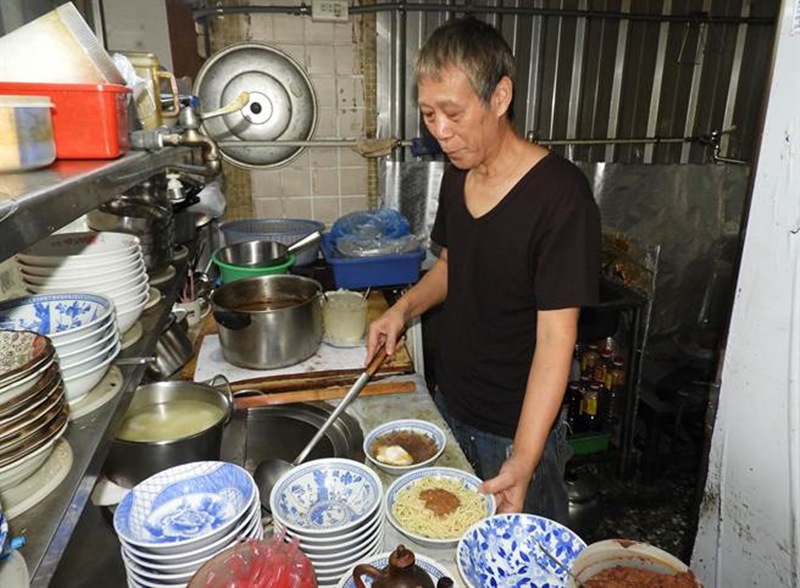 陳媽媽涼麵目前由第二代經營,位於第二公有零售市場1樓的鎮政路旁。(陳世宗攝)