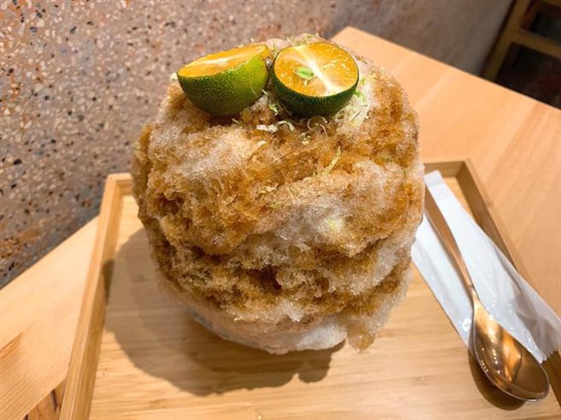 期間限定的「夏日沖繩」是經典的黑糖蜜加上檸檬絲、金桔汁,酸甜帶勁,在炎炎夏日特別涼快。(柯宗緯攝)