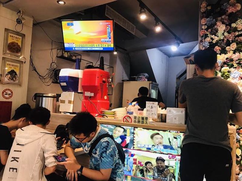 坐落於基隆廟口周邊的「著迷 ICE GALAXY」冰店,所販售的冰品,以造型浮誇著稱。(張穎齊攝)