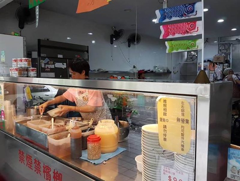 平價料多的消暑剉冰最不能錯過就是高雄黃家粉圓冰店,該家店的價格就是個銅板冰品,除了粉圓是招牌外,粉粿也是超人氣,還有其他多元配料供選擇,其中黑糖八寶綜合剉冰1碗才30元,嘴裡含著碎剉冰再咬下一口口的配料,有著清爽口感。(劉宥廷攝)