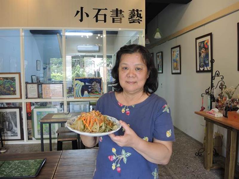 軟體工程師退休的李如平為陪伴女兒,開起了涼麵館,販售記憶中眷村的味道。(邱立雅攝)