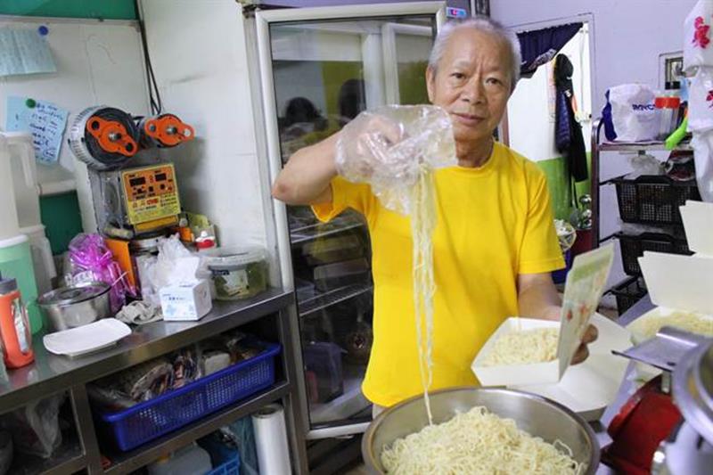 曹園涼麵老闆曹永勘在台北買了20年涼麵,回彰化開店也10天了,一手好功夫,讓客人吃了就停不下來。(吳敏菁攝)