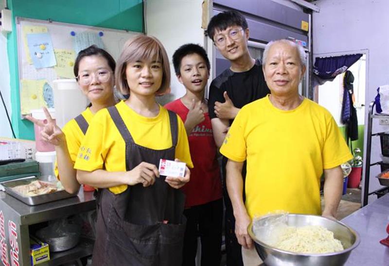 曹園涼麵老闆曹永勘在台北買了20年涼麵,回彰化開店也10天了,孩子們長大也投入幫忙。(吳敏菁攝)