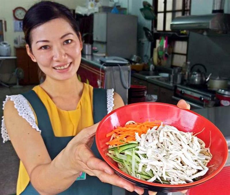 屏東市王記涼麵有50多年歷史,傳到老闆娘蘇惠婷已是第3代,麵細醬香,搭配菜口感清爽豐富。(潘建志攝)