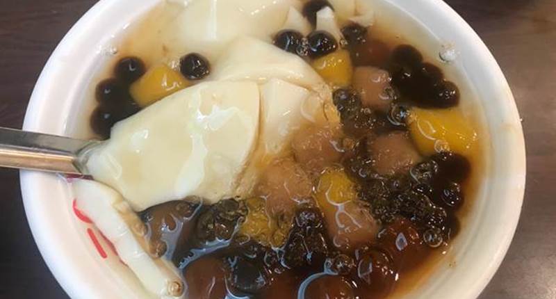 「三兄弟豆花」所販售的「A1」豆花,內容物有豆花、包心粉圓、粉圓、芋圓,搭上較粗的小碎冰,十分美味。(張穎齊攝)
