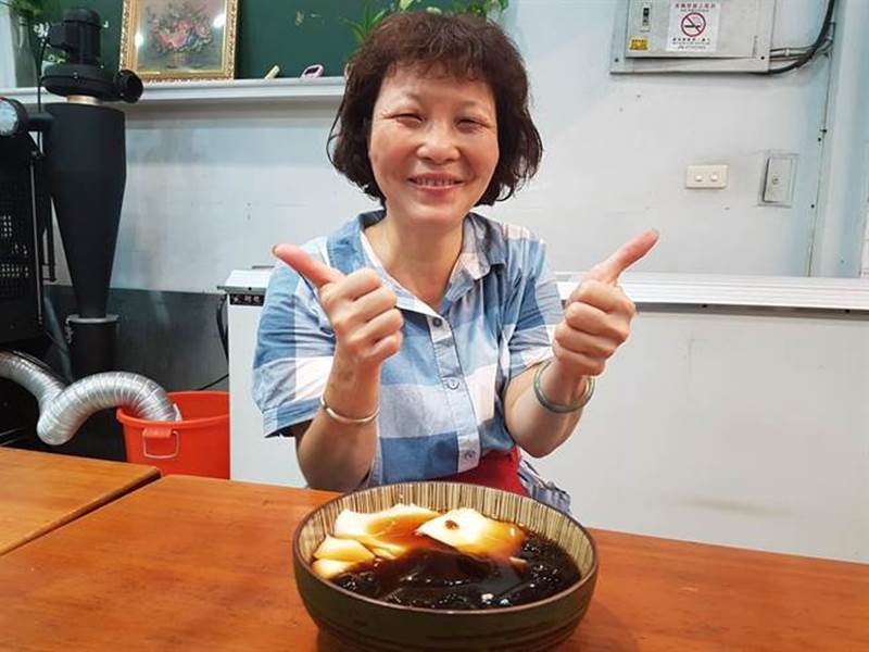 台中市北區北平商圈1家專賣豆花、冷熱飲老店,張姓老闆娘手工製作豆花,乾淨衛生又好吃,店內招牌「黑白雙色」的太極豆花,嫩仙草加豆花,吃起來滑溜細嫩、綿密順口。(張妍溱攝)