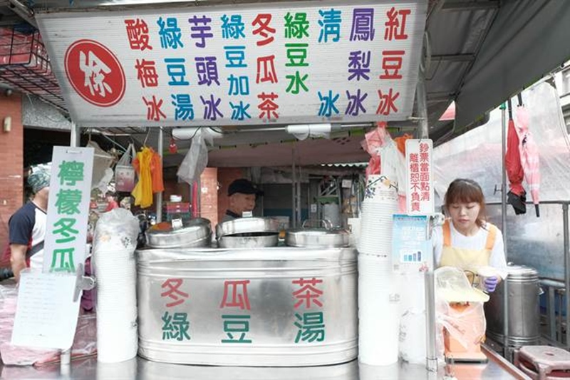 在竹東客家戲曲公園前的「徐」字招牌手推車冰品攤,在地人稱為「徐家綿綿冰」。(羅浚濱攝)