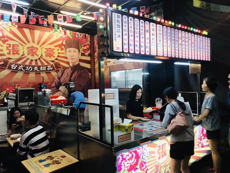 張家豪台式功夫甜品的店面裝潢相當具有台灣古早風格。(林宏聰攝)