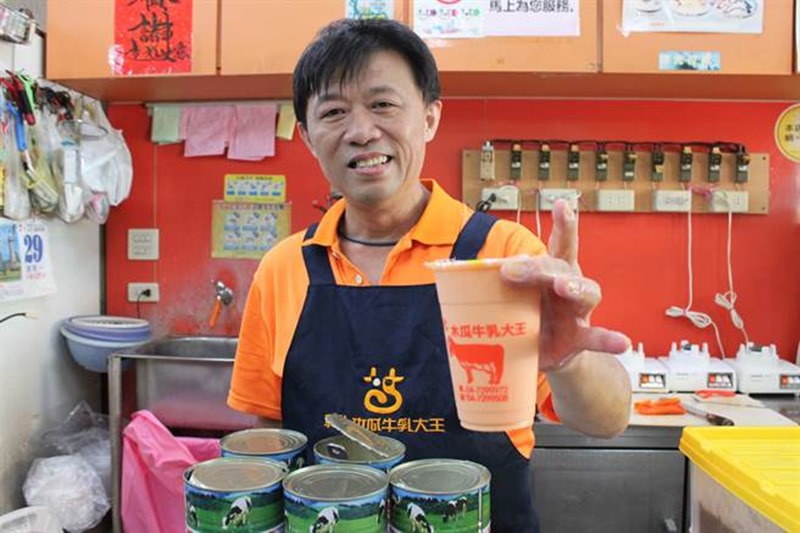 彰化木瓜牛乳大王中正店老闆盧信雄提醒木瓜牛奶要在30分鐘內喝完。(吳敏菁攝)