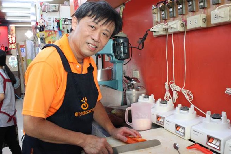 彰化木瓜牛乳大王中正店老闆盧信雄為確保木瓜牛奶鮮度,總是接了點單,再現切木瓜、現打。(吳敏菁攝)