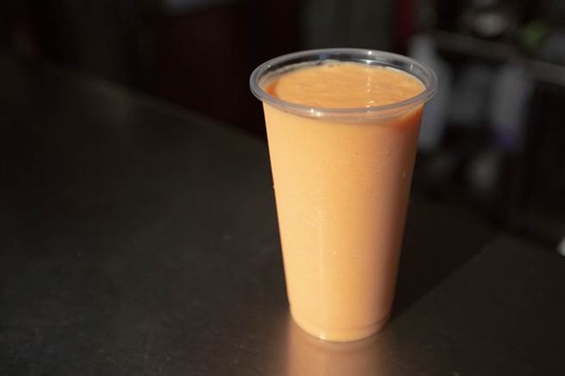 香濃、滑順,就是禾家果汁木瓜牛乳的招牌口感,每一杯都不惜成本、真材實料。(袁庭堯攝)