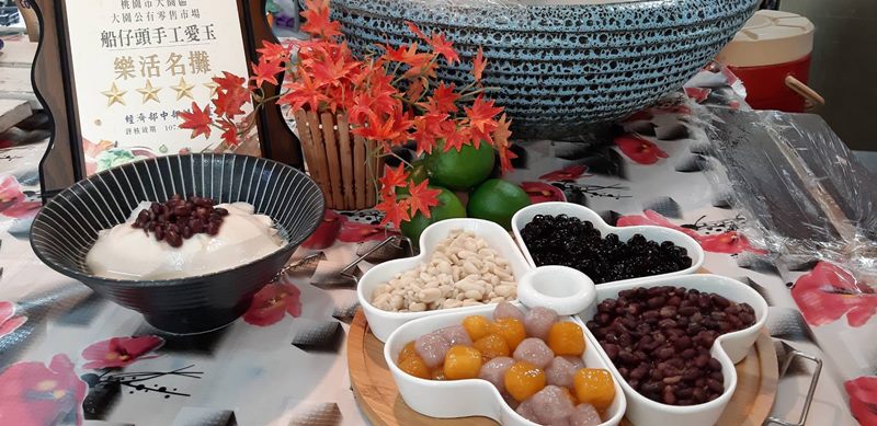 船仔頭手工豆花相當有名,不僅採用最佳的花生、綠豆、紅豆等原料,搭配自行研發的獨家配方糖水,提供顧客物美價廉及高CP值的甜品。(甘嘉雯攝)