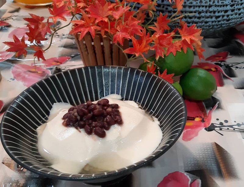 船仔頭手工豆花相當有名,不僅採用最佳的花生、綠豆、紅豆等原料,搭配自行研發的獨家配方糖水,提供顧客物美價廉及高CP值的甜品。(甘嘉雯攝)