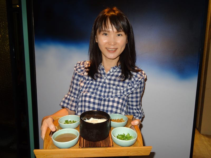 「巴蜀五味豆腐花」5種醬料隨意搭配,增添風味,也讓豆花吃法更多元。(馮惠宜攝)