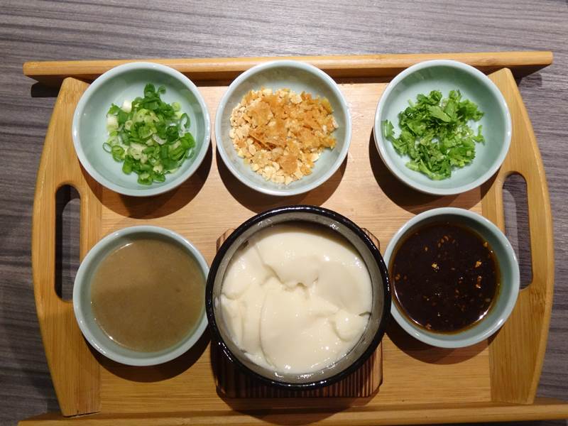 巴蜀五味豆腐花,光上菜就滿滿5小缽加一大碗豆花,5味小缽包括碎油條、香菜、蔥花、牛肉醬汁、特調青花醬汁。(馮惠宜攝)