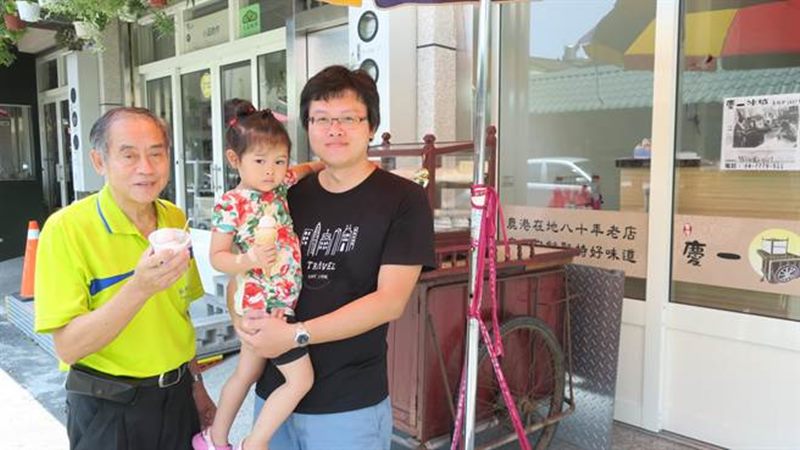 芋冰慶第二代施棟成(左)幫助兒子施炯坤重新開張經營販賣芋仔冰,每天現做現賣,四歲的小孫女也常熱心幫忙端送冰品,很受客人歡迎。(謝瓊雲攝)